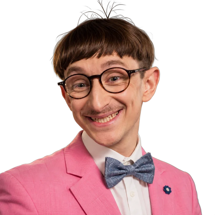 Professor Pinduca, de paletó rosa e gravata-borboleta